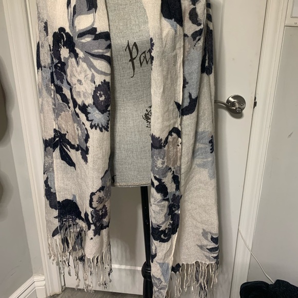 Floral print oversized scsarf - Picture 2 of 3